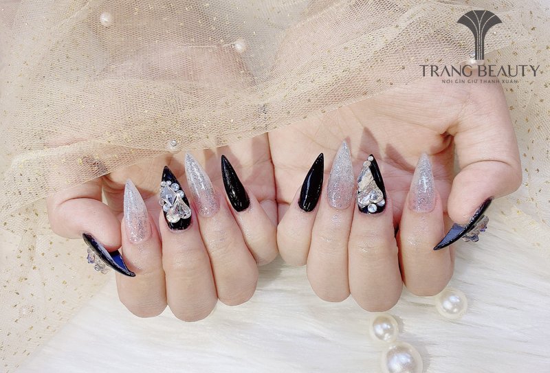 Nail kiểu french móng nhọn thanh lịch