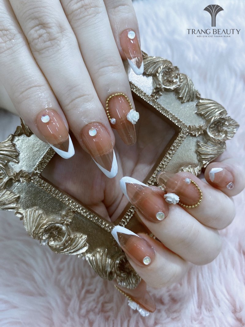 Nail kiểu french móng nhọn tráng gương