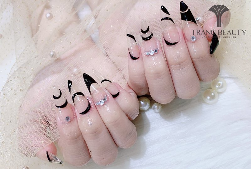 Mẫu nail kiểu french móng nhọn dài cho ngày trọng đại