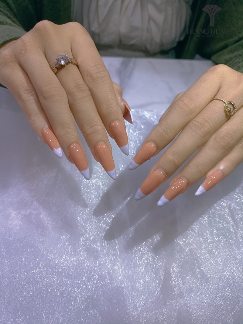 Mẫu nail móng nhọn trang trí phức tạp