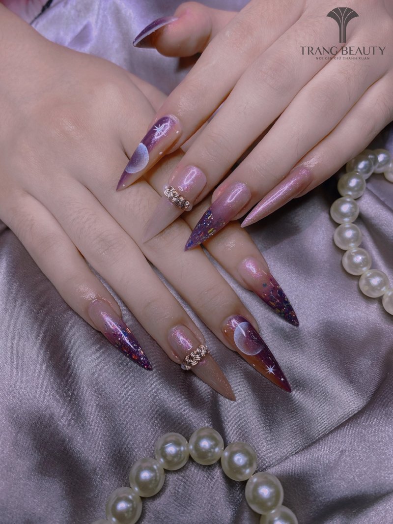 Mẫu nail móng nhọn sang trọng