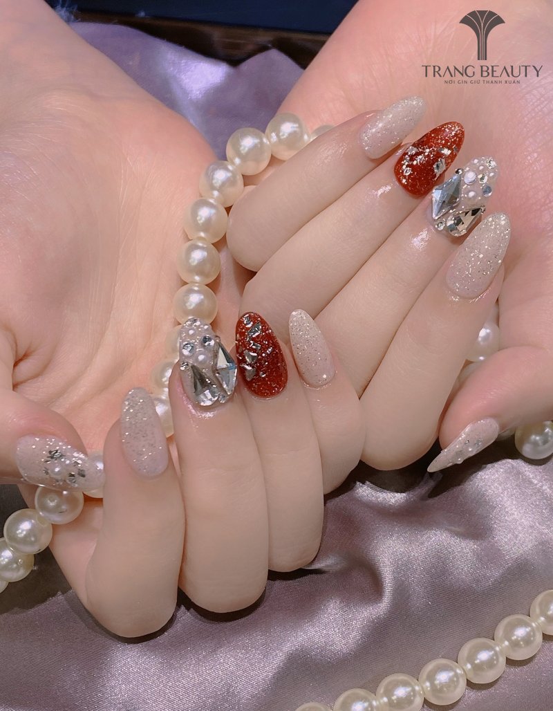 Mẫu nail móng nhọn trang trí đá kết hợp french đầu móng