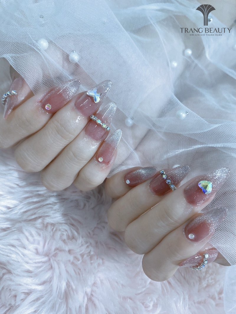 Kiểu nail móng nhọn ombre ngắn dễ thương