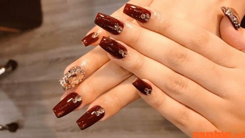 Mẫu nail đỏ đính đá đơn giản