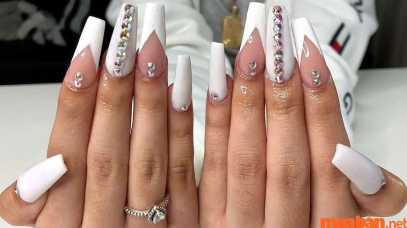 Mẫu nail đính đá với tone màu trắng