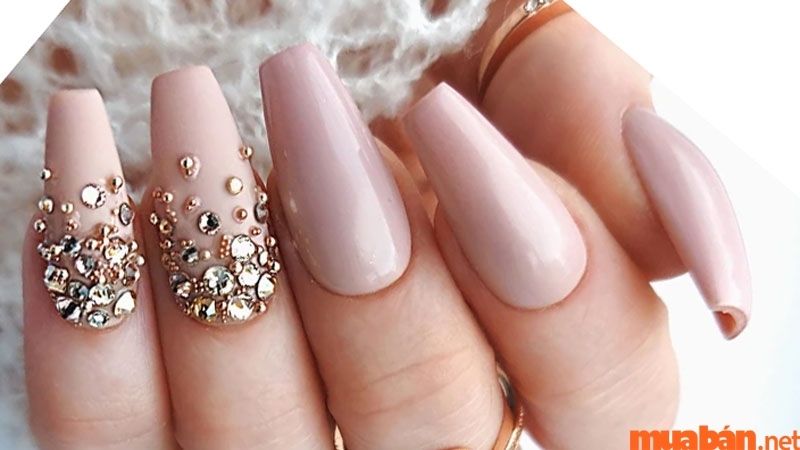 Mẫu nail đính đá với tone màu hồng nude