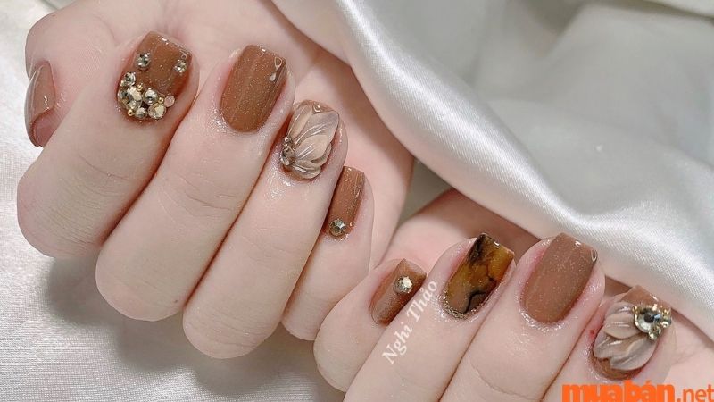 Mẫu nail đính đá với tone màu nude