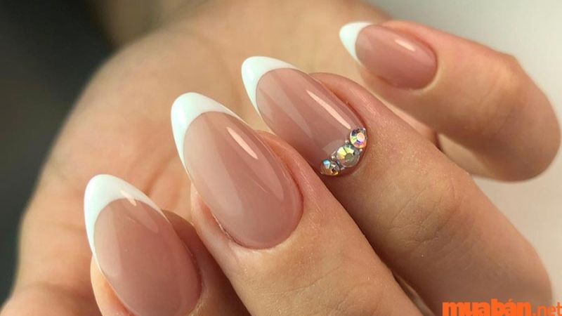 Mẫu nail sơn đầu móng đính đá đơn giản