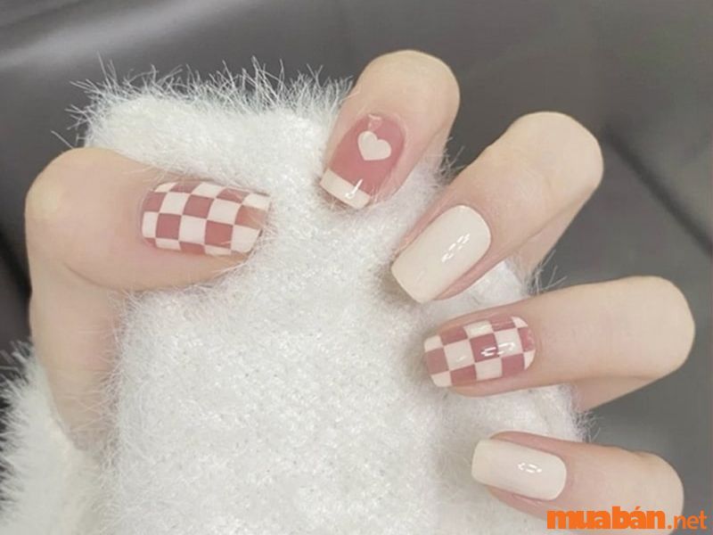 Mẫu nail màu pastel phối với họa tiết caro