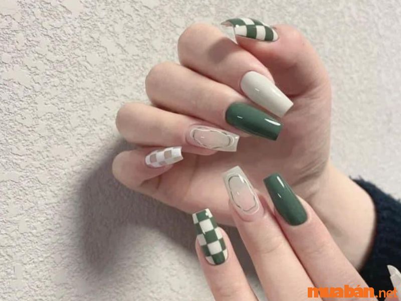 Mẫu nail họa tiết caro xanh lá lạ mắt