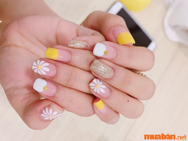 Mẫu nail ngắn gắn hoa