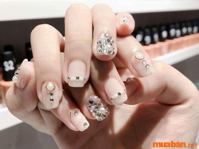 Mẫu nail ngắn đính đá