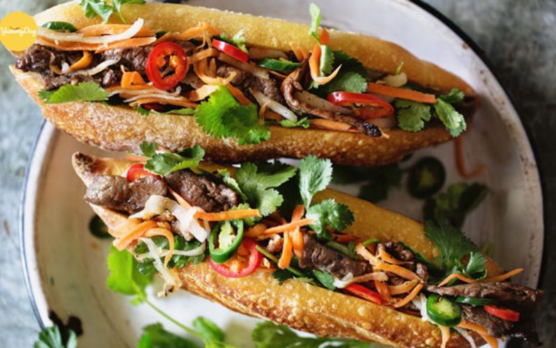 Thực đơn bánh mì, thịt bò xào, rau dưa chua