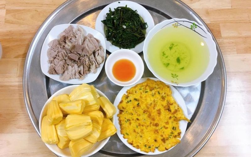 Thực đơn cơm, trứng rán, rau muống xào tỏi, canh rau muống