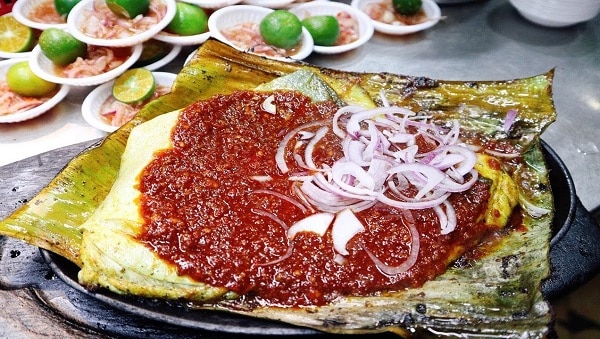 Cá đuối nướng sốt sambal là món ăn ngon, đặc trưng ở Singapore