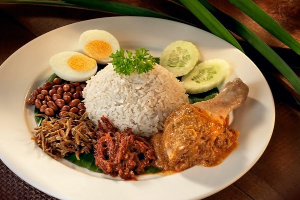 Nasi Lemak - món ăn trưa và ăn tối đặc trưng ở Singapore