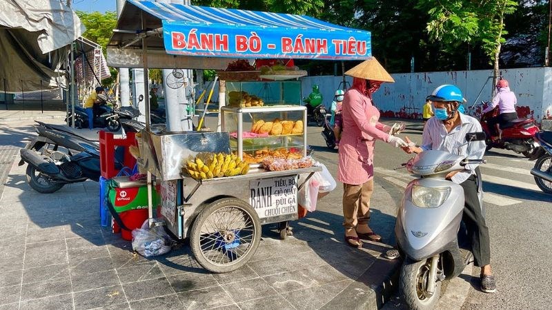 Bánh tiêu là một thức ăn đường phố rất phổ biến tại Việt Nam