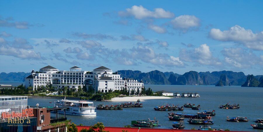 View từ nhà hàng nhìn ra Vịnh Hạ Long