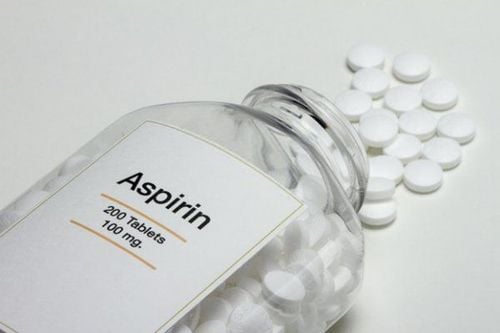 Để giảm cơn đau, hãy uống aspirin hoặc ibuprofen 30 phút trước khi tẩy lông