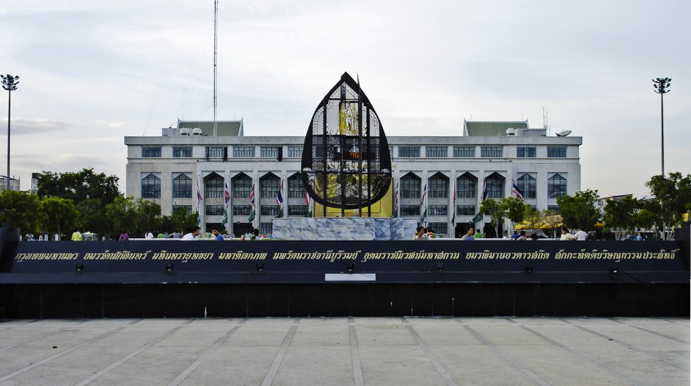 Tấm biển đ&aacute; granit d&agrave;i khắc t&ecirc;n đầy đủ của Bangkok.