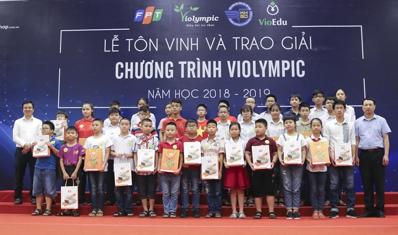 tôn vinh và trao giải học sinh