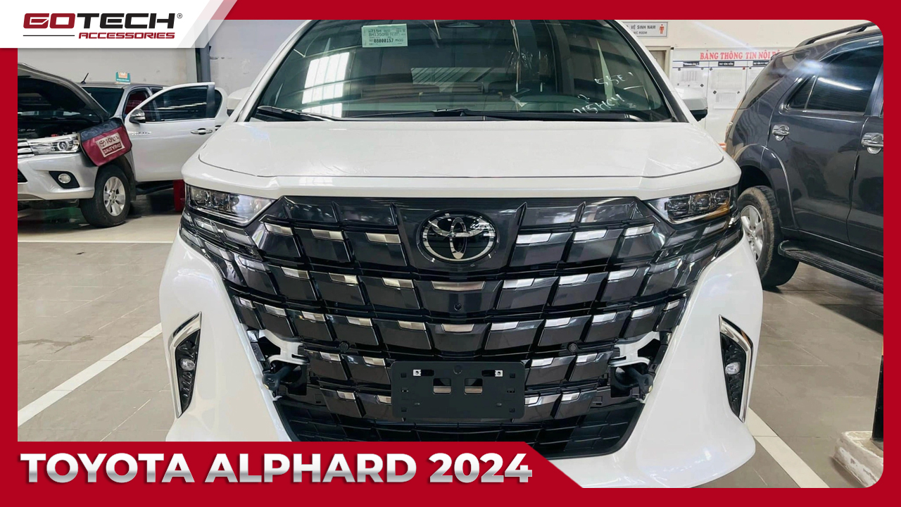 Lưới tản nhiệt mạ crôm của Toyota Alphard 2024 không chỉ là điểm nhấn thẩm mỹ, mà còn là biểu tượng của đẳng cấp và sự sang trọng, tạo nên một bức tranh ngoại thất độc đáo và ấn tượng.