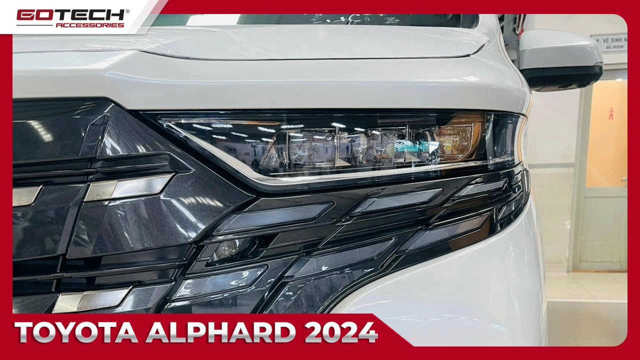 Cụm đèn trước của Toyota Alphard 2024 không chỉ là điểm nhấn estetik, mà còn là nét đặc trưng độc đáo, tăng thêm vẻ hiện đại và quyến rũ cho phần đầu xe, làm nổi bật sự chú ý đến mọi chi tiết tinh tế trong thiết kế ngoại thất.