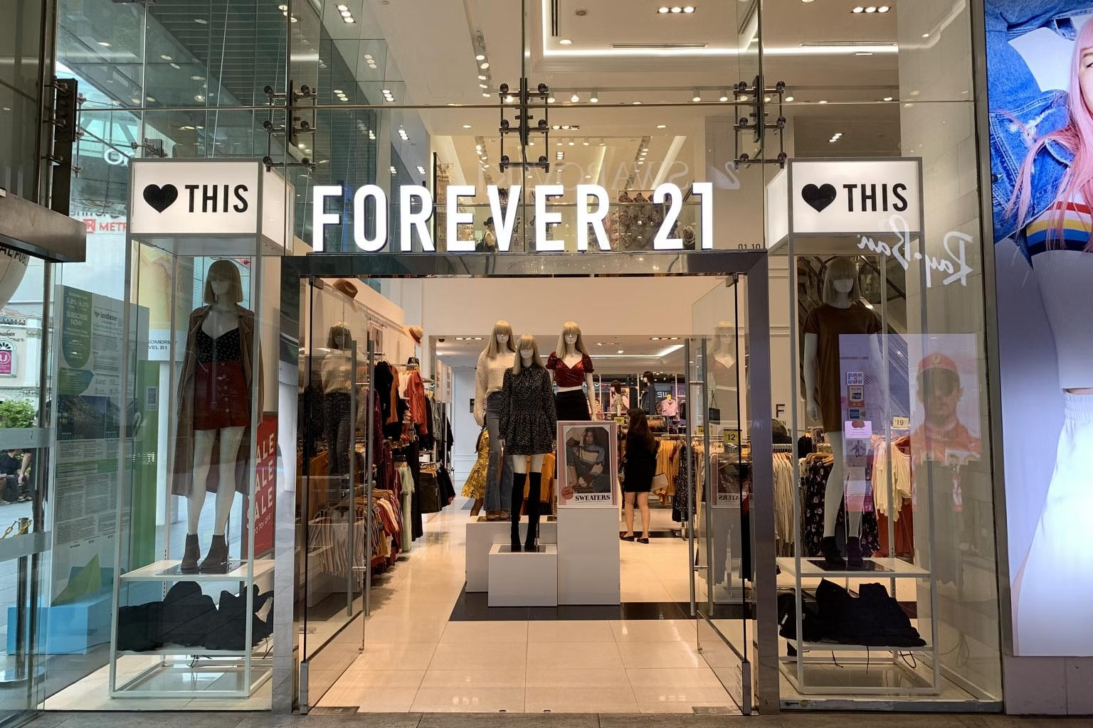 Thương hiệu Forever 21 luôn cập nhật xu hướng thời đại 