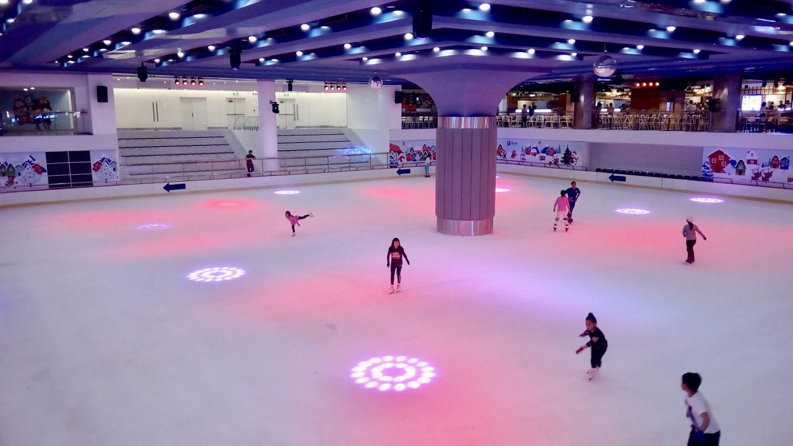 Vincom Ice Rink Landmark 81 hiện là một sân trượt băng cực xịn xò