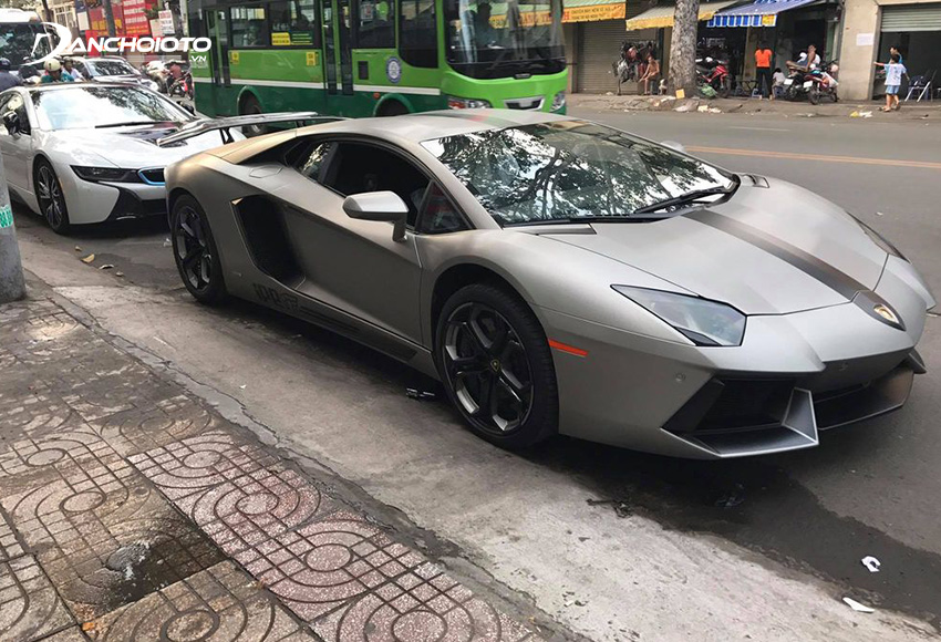 Chiếc xe Lamborghini Aventador đen nhám của chủ xe ở Sài Gòn