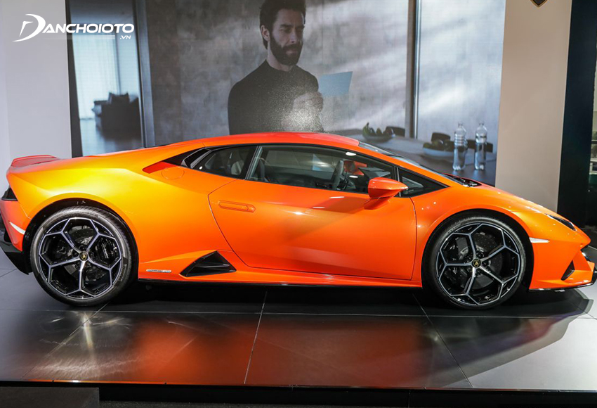 Thân xe Lamborghini Huracan sống động trong từng đường nét