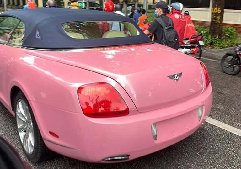 mui trần Bentley Continental GTC màu hồng