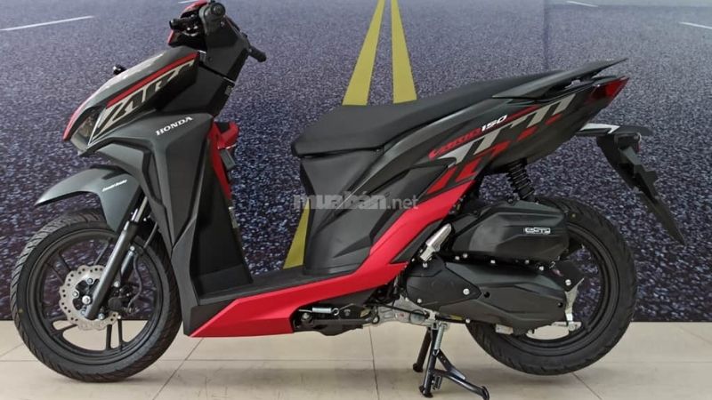 Vario 150 mạnh mẽ với màu đen đỏ