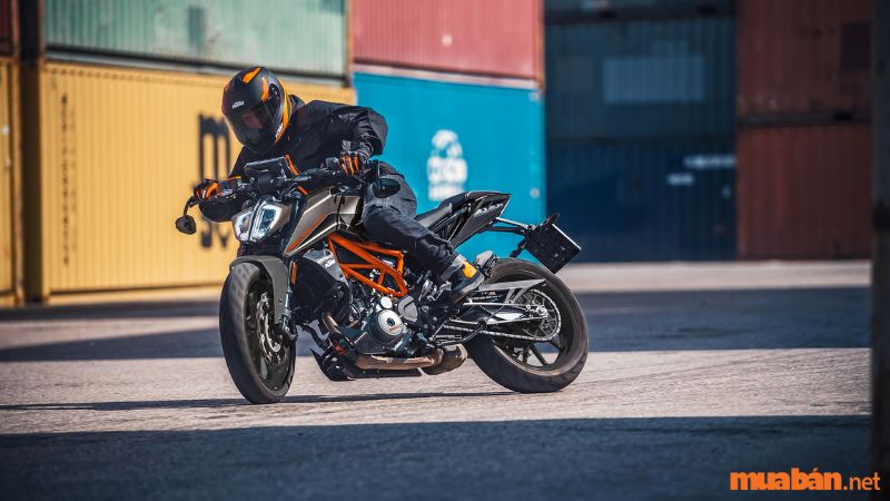 KTM Duke 390 với tư thế lái thoải mái