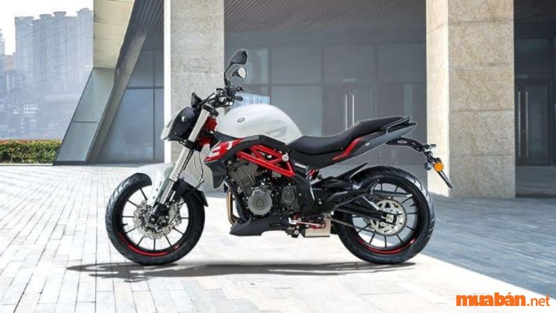 Xe máy phân khối lớn Benelli 302S