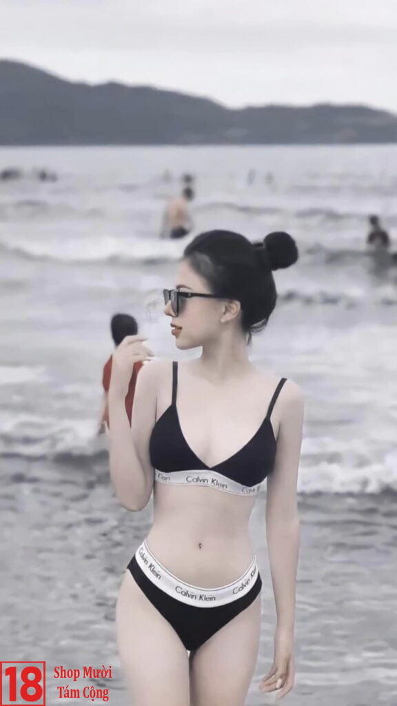 Gái xinh đeo kính mặc bikini 24