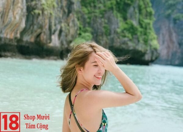 Gái xinh mặc bikini đi biển 01