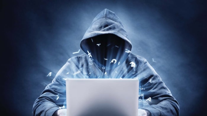 Hình nền máy tính hacker đang thực hiện công việc của mình.