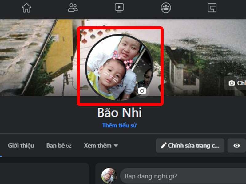 Nhấn vào biểu tượng máy ảnh bên góc phải hình đại diện.