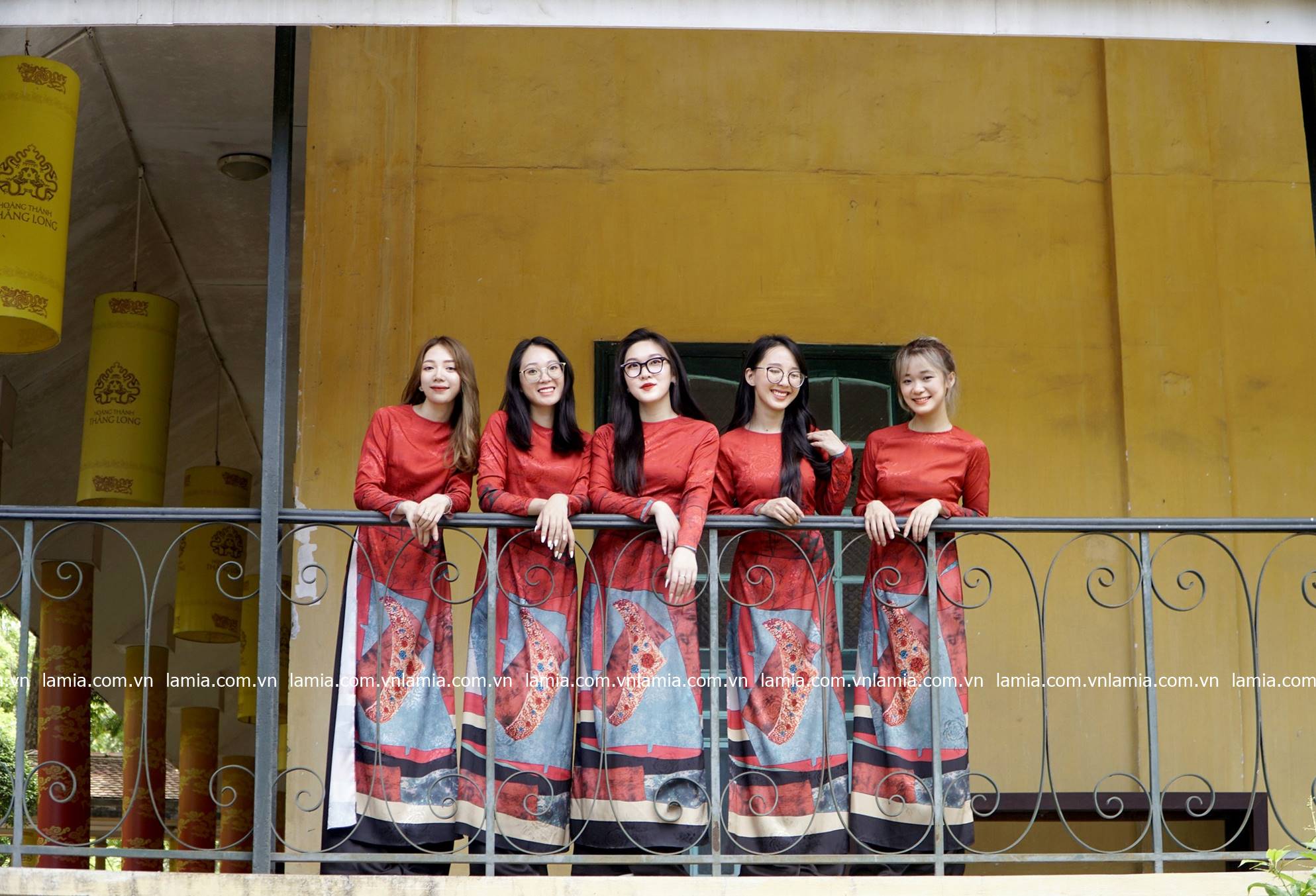 tao-dang-chup-anh-tap-the-khi-mac-ao-dai