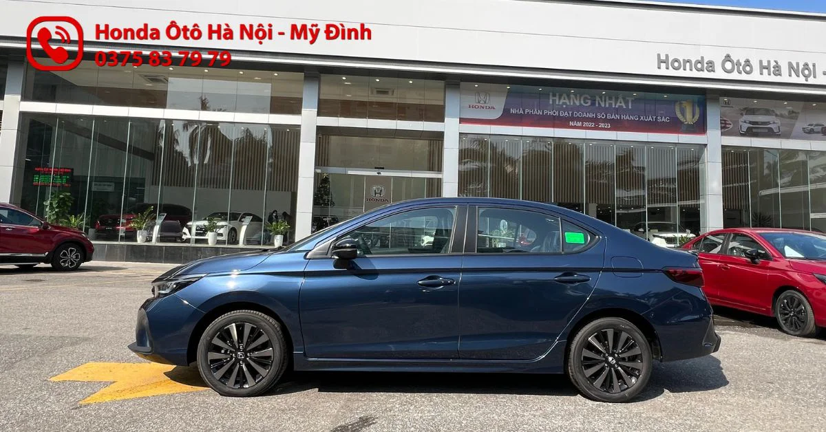 Thân xe Honda City RS màu xanh nổi bật với đường dập nổi khỏe khoắn