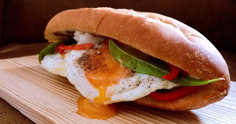 Bánh mì trứng bao nhiêu calo? Mẹo ăn bánh mì mà không lo béo