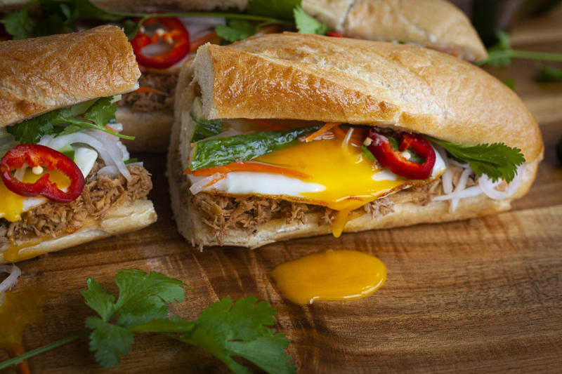 Bánh mì trứng bao nhiêu calo? Mẹo ăn bánh mì mà không lo béo