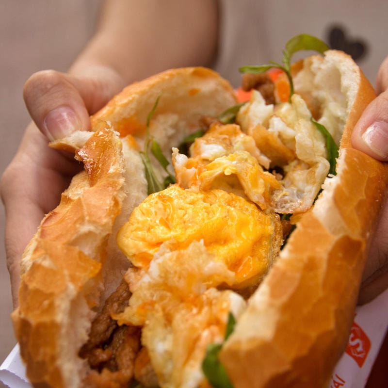 Bánh mì trứng bao nhiêu calo? Mẹo ăn bánh mì mà không lo béo