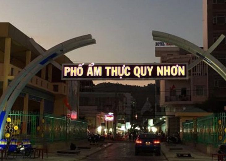 Phố âmt thực Quy Nhơn, nằm trên đường Ngô Văn Sở, cung đường rất nhiều món ăn ngon - ảnh:ST