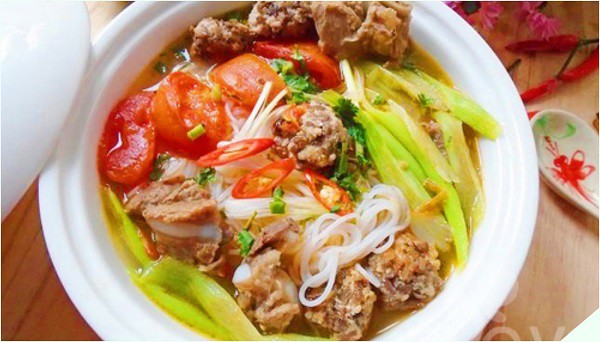 Bát bún sườn chua dọc mùng không chỉ tuyệt vời về hương vị mà còn có “diện mạo” cực kỳ bắt mắt khi kết hợp nhiều màu sắc rực rỡ như đỏ, xanh khiến bạn khó lòng rời mắt.