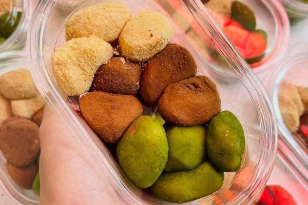 bánh mochi chấm sốt kem