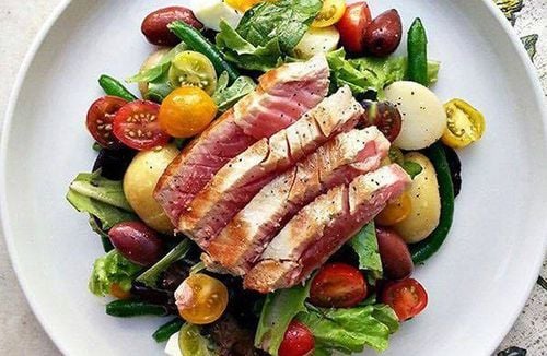 Khi ăn salad cá ngừ có thể vắt thêm nước cốt chanh, trộn đều lên là có thể thưởng thức được ngay.