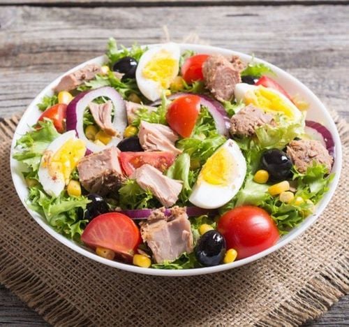 Món Salad cá ngừ ngâm dầu với trứng luộc nhiều màu sắc và đủ dinh dưỡng