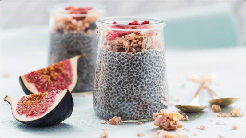 Bạn có thể làm bánh pudding hạt chia với sữa và các loại trái cây